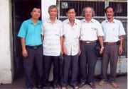 Ông Nguyễn Chí Thành, VS Nguyễn Đăng Quang, VS Nguyễn Ngọc Nội, trưởng tràng Trần Thanh Ngọc & anh Phạm Hồng Sơn (học trò cũ của VS Nguyễn Ngọc Nội) trước nhà ông Thành, trước khi lên mộ Sư tổ